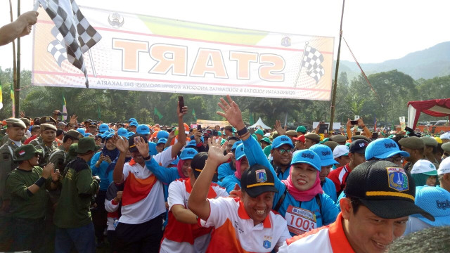 Anies-Sandi buka acara Tea Walk bersama KORPRI  (Foto: Aprilandika Pratama/kumparan)