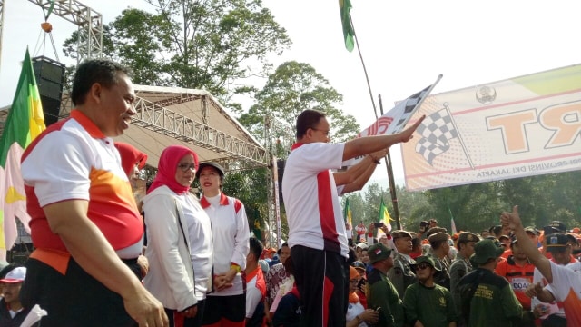 Anies-Sandi buka acara Tea Walk bersama KORPRI  (Foto: Aprilandika Pratama/kumparan)