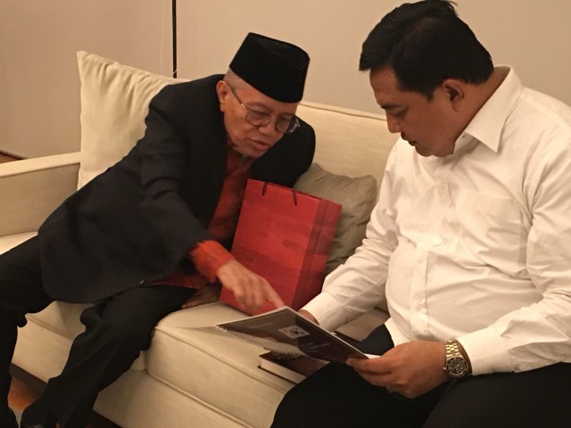 Taufiq Ismail bersama Dubes Umar Hadi (Foto: dok: Aji Surya)