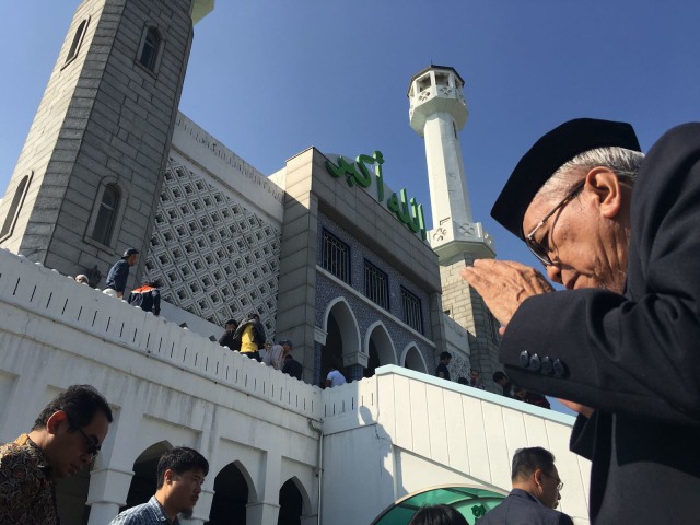 Taufiq Ismail sholat Jumat di masjid Itaewon (Foto: dok: Aji Surya)