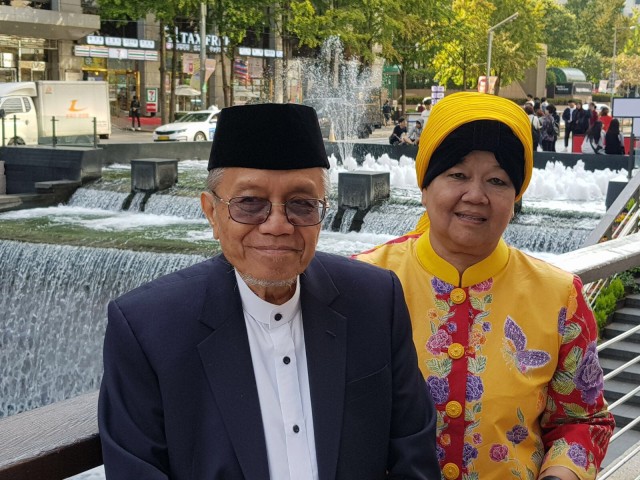 Taufiq Ismail bersama Istrinya (Foto: dok: Aji Surya)