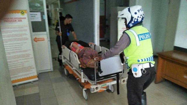 Polisi di Bogor membantu ibu yang akan melahirkan (Foto: Dok. Polres Bogor)