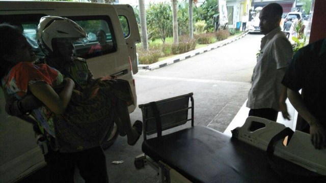 Polisi di Bogor membantu ibu yang akan melahirkan (Foto: Dok. Polres Bogor)