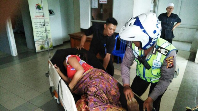 Polisi di Bogor membantu ibu yang akan melahirkan (Foto: Dok. Polres Bogor)