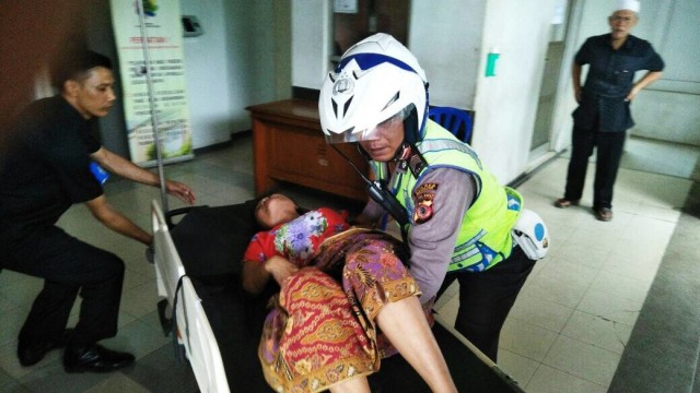 Polisi di Bogor membantu ibu yang akan melahirkan (Foto: Dok. Polres Bogor)