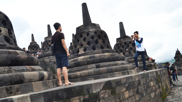 Turis berfoto di Candi Borobudur. Foto: Iqbal/kumparan