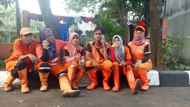 Pasukan Oranye Kelurahan Pela, Mampang (Foto: Adim Mugni/kumparan)