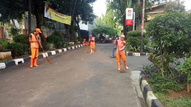 Pasukan Oranye Kelurahan Pela, Mampang (Foto: Adim Mugni/kumparan)