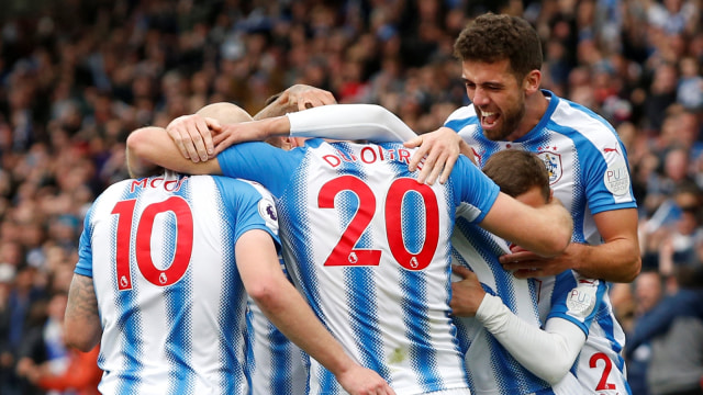Pemain Huddersfield Town rayakan gol Foto: Action Images via Reuters/Ed