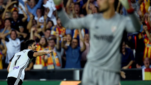 Goncalo Guedes merayakan golnya. (Foto: AFP/Jose Jordan)