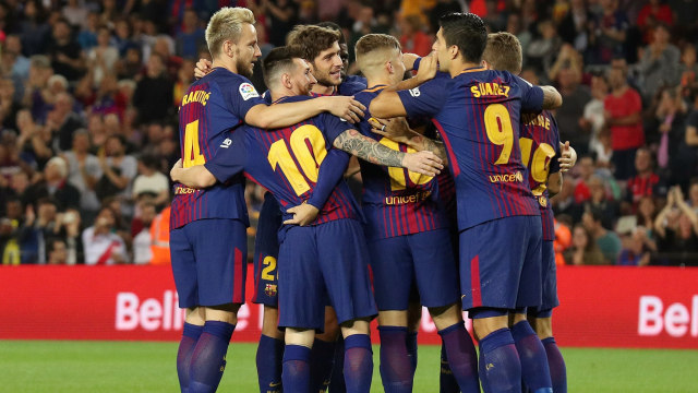 Para pemain Barcelona merayakan gol. (Foto: Reuters/Albert Gea)