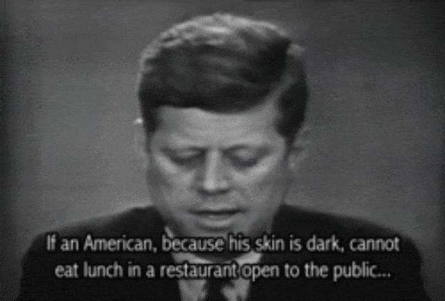 John F Kennedy saat pidato (Foto: Giphy.com)
