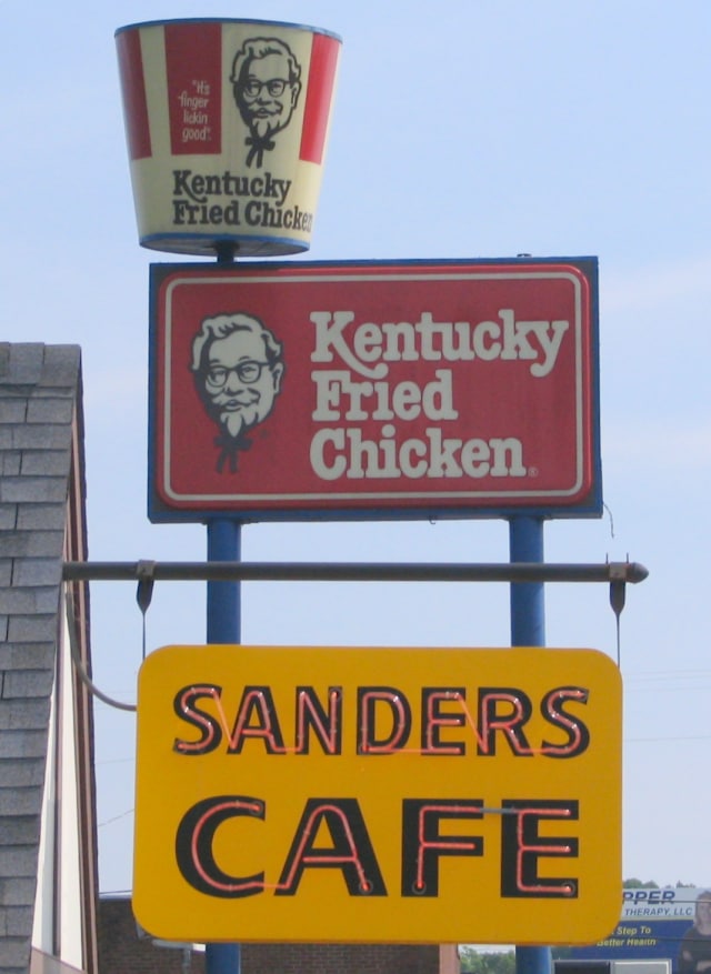 Logo KFC-Sanders cafe (Foto: Wikimedia Commons)