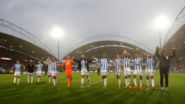 Para pemain Huddersfield merayakan kemenangan. (Foto: Reuters/Ed Sykes)
