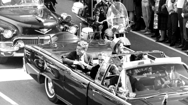 John F. Kennedy beberapa saat sebelum ditembak (Foto: Wikimedia Commons)
