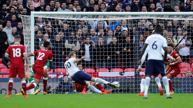 Harry Kane melakukan percobaan ke gawang Liverpool (Foto: REUTERS/Eddie Keogh)