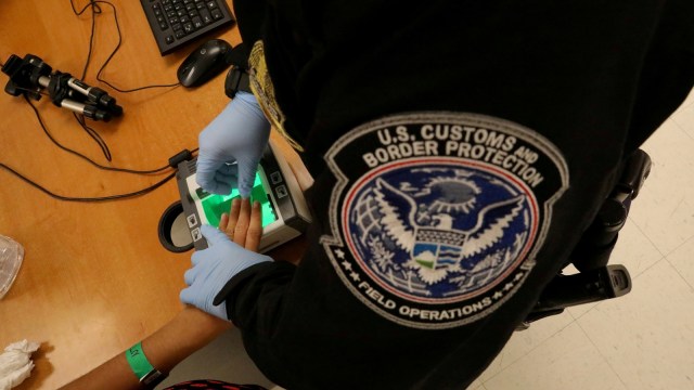 Petugas Imigrasi Amerika (Foto: Reuters/Carlos Barria)