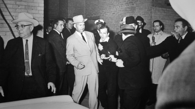 Jack Ruby saat menembak Lee Harvey Oswald (Foto: Robert Jackson/Dallas Times Herald via Flickr)