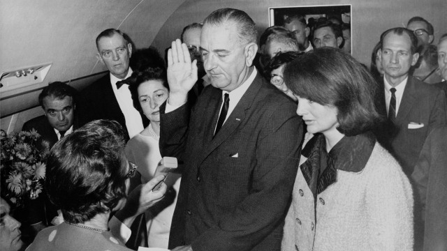 Lyndon B Johnson disumpah menjadi presiden AS (Foto: Wikimedia Commons)