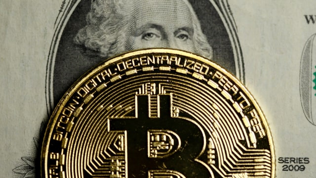 Ilustrasi Bitcoin. Foto: REUTERS/Dado Ruvic