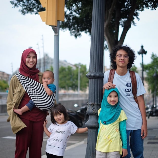 Zaskia Adya Mecca dan keluarga (Foto: Instagram @zaskiadyamecca)