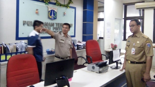 Anies tinjau kantor Kelurahan Cikini (Foto: Diah Harni/kumparan)