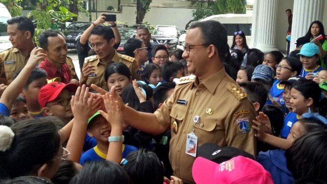 Anies-Sandi menyapa siswa SD IPEKA di Balai Kota (Foto: Nabilla Fatiara/kumparan)