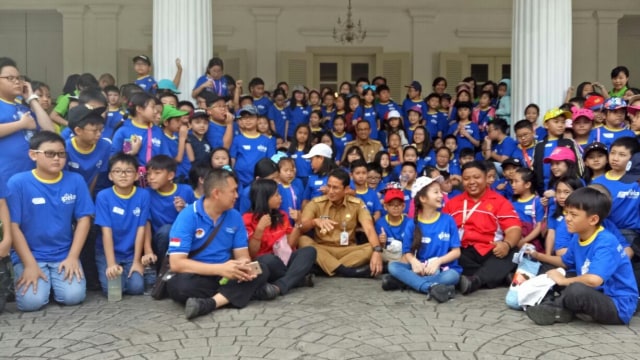 Sandi bersama siswa SD IPEKA di Balai Kota (Foto: Nabilla Fatiara/kumparan)