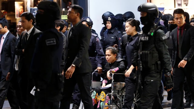 Siti Aisyah dikawal menuju Bandara KL (Foto: REUTERS/Lai Seng Sin)