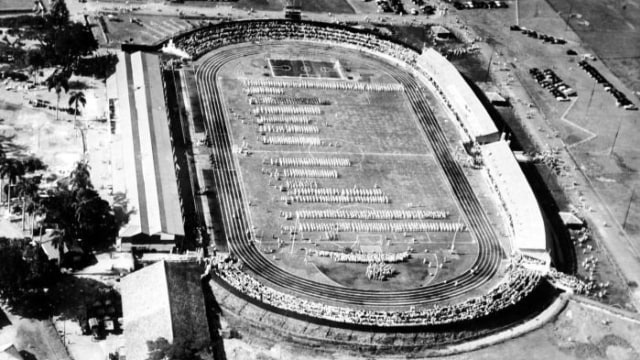 Pembukaan PON II di Stadion IKADA. (Foto: Wikimedia Commons)
