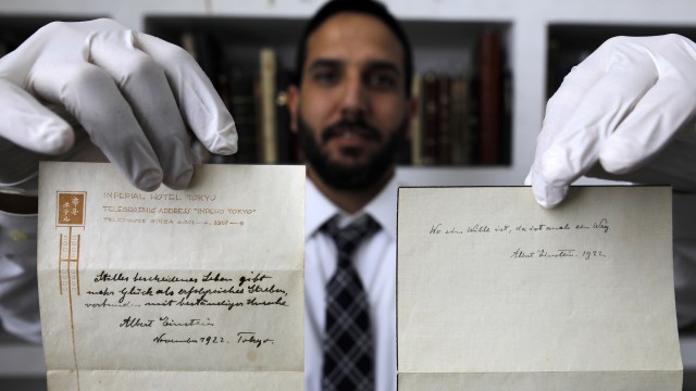 Dua tulisan tangan Einstein yang dilelang (Foto: Menahem Kahana/AFP)