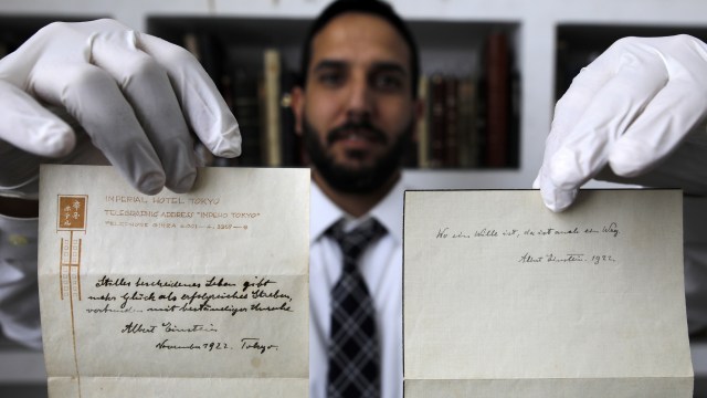 Dua tulisan tangan Einstein yang dilelang