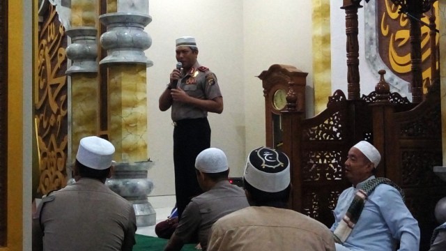 Salat subuh berjamaah polisi di Bangka (Foto: Teuku Muhammad Valdy/kumparan)