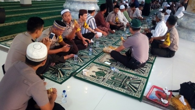 Polisi di Bangka salat Subuh berjemaah. (Foto: Teuku Muhammad Valdy/kumparan)