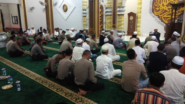 Polisi di Bangka salat Subuh berjemaah. (Foto: Teuku Muhammad Valdy/kumparan)