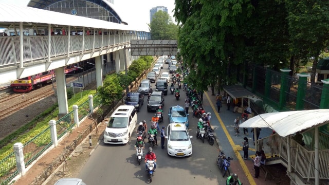 Kemacetan di Stasiun Palmerah (Foto: Amanaturrosyidah/kumparan)