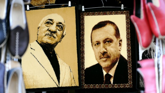 Fethullah Guelen (kiri) dan Recep T. Erdogan. (Foto: AFP/Ozan Kose)
