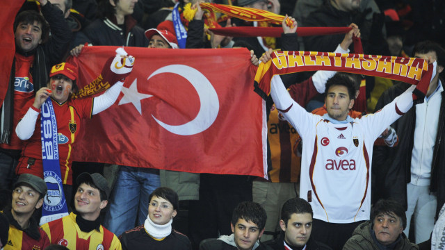 Suporter Galatasaray. (Foto: AFP/John MacDougall)