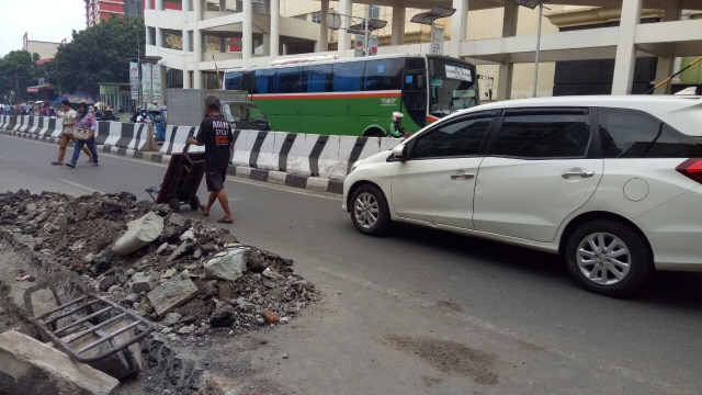 Pembangunan trotoar di Tanah Abang (Foto: Ochi Amanaturrosyidah/kumparan)