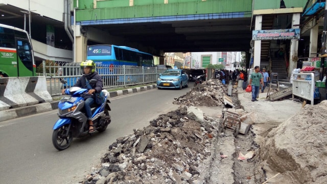 Pembangunan trotoar di Tanah Abang (Foto: Ochi Amanaturrosyidah/kumparan)