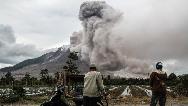 Gunung Sinabung  (Foto: Ivan Damanik/AFP)