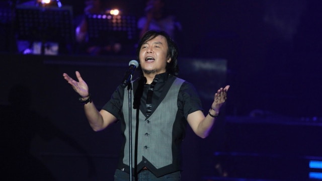 Ari Lasso dalam konser 'Sepenuh Hati' (Foto: Munady)