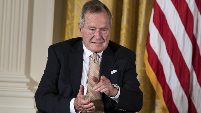 Mantan Presiden AS George H.W. Bush (Foto: BRENDAN SMIALOWSKI/AFP)