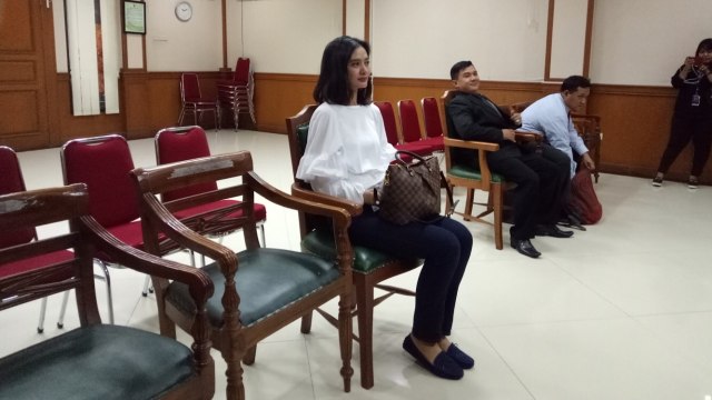 Istri Ibnu Jamil Ade Maya di PA Jakarta Selatan (Foto: Regina Kunthi Rosary/kumparan)