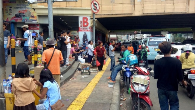 PKL Tanah Abang kembali ke trotoar. (Foto: Adim Mugni/kumparan)