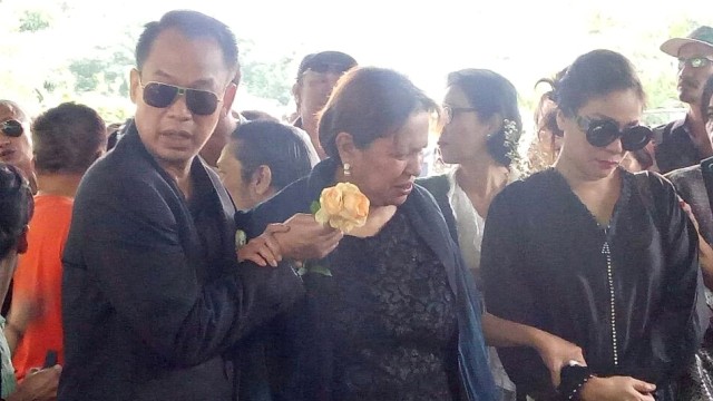 Tangisan Istri Antar Proses Pemakaman Benny Panjaitan - kumparan.com