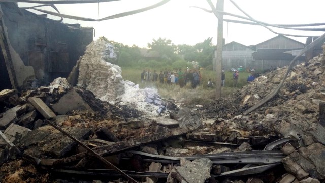 Suasana kebakaran di gudang petasan Kosambi. (Foto: Adhim Mugni/kumparan)