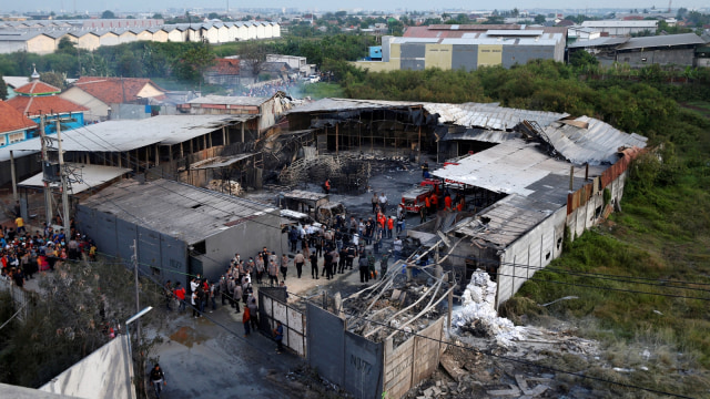 Ledakan gudang petasan di Kosambi (Foto: REUTERS/Beawiharta)