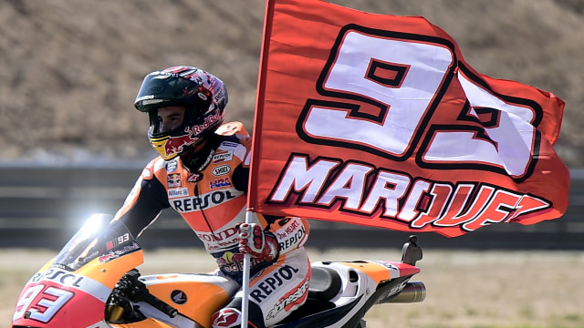Marquez dengan bendera nomor 93-nya. (Foto: AFP/Jose Jordan)