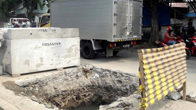 Proyek penggalian di sepanjang Jalan Lodan Raya (Foto: Fadjar Hadi/kumparan)